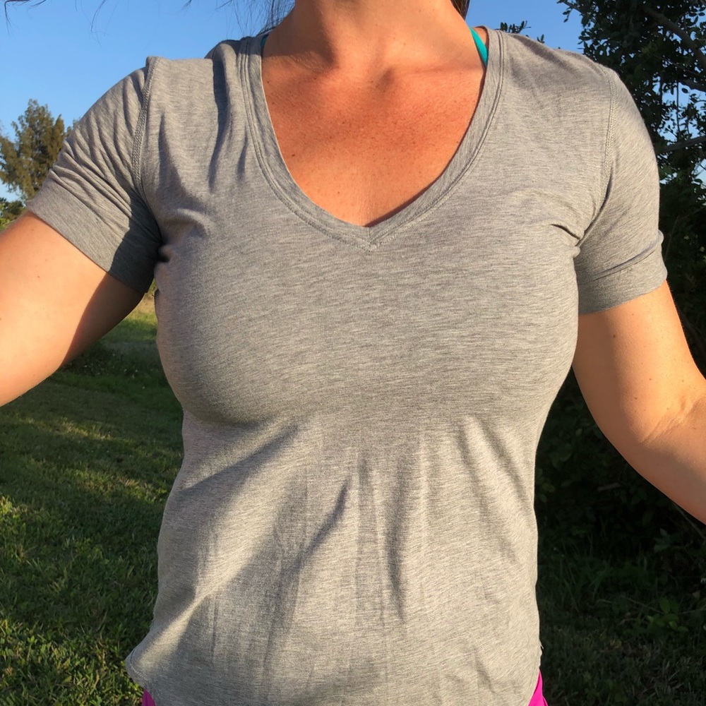 Lululemon tee - Picture 4 of 5
